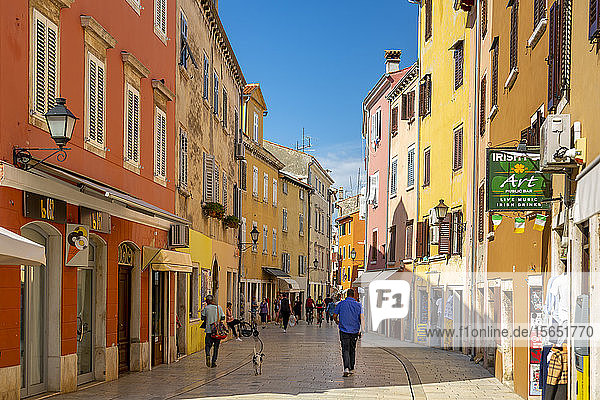 Blick auf Geschäfte und Menschen in der bunten Altstadt  Rovinj  Istrien  Kroatien  Adria  Europa