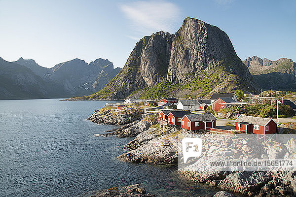 Hamnoy  wo die Rorbu (Fischerhütten) jetzt als Touristenunterkünfte genutzt werden  Lofoten  Norwegen  Skandinavien