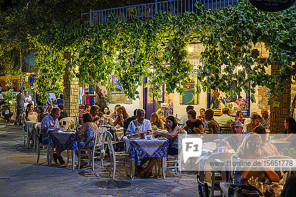 Abendansicht eines traditionellen griechischen Restaurants  Parga  Preveza  Griechenland  Europa