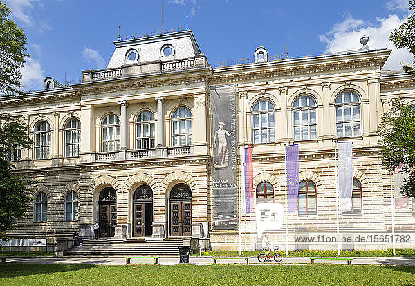 Slowenisches Museum für Naturgeschichte und Nationalmuseum Sloweniens  Vordereingang  Ljubljana  Slowenien