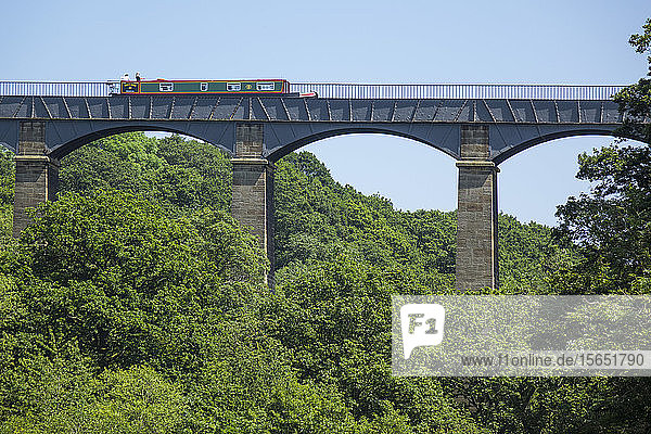 Llangollen Canal passes over River Dee valley at Pontcysyllte Aqueduct  UNESCO World Heritage Site  Denbighshire and Wrexham  Wales  United Kingdom  Europe