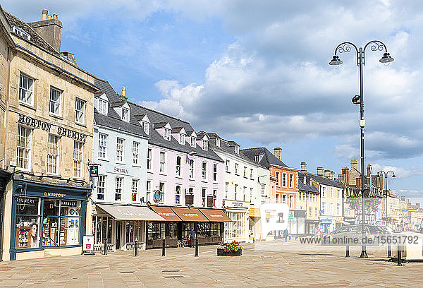 Geschäfte und Unternehmen auf dem Market Place  Stadtzentrum von Cirencester  Cirencester  Wiltshire  England  Vereinigtes Königreich  Europa