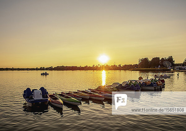 Pedalos am Firlej-See bei Sonnenuntergang  Woiwodschaft Lublin  Polen