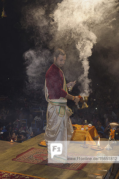 Priester bei der Feier des Ganges  Aarti mit Weihrauchopfer  Dashashwamedh Ghat  Varanasi  Uttar Pradesh  Indien  Asien