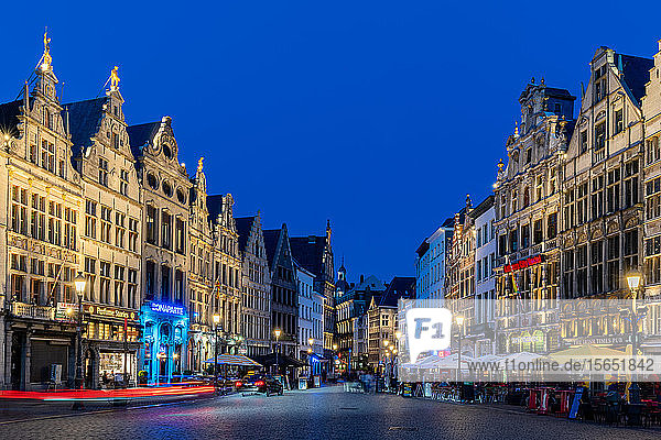 Das historische Zentrum von Antwerpen während der abendlichen blauen Stunde  Antwerpen  Belgien