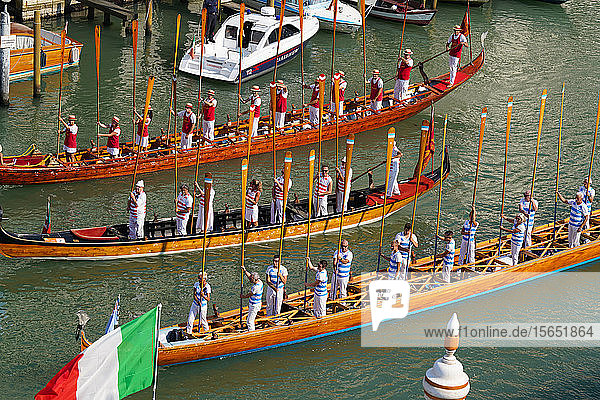 Die Boote der historischen Prozession für die historische Regatta auf dem Canale Grande in Venedig  UNESCO-Weltkulturerbe  Venetien  Italien