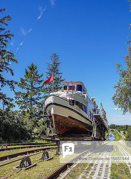 Touristisches Boot in der Wiege der schiefen Ebene in Jelenie  Elblag-Kanal  Woiwodschaft Ermland-Masuren  Polen  Europa
