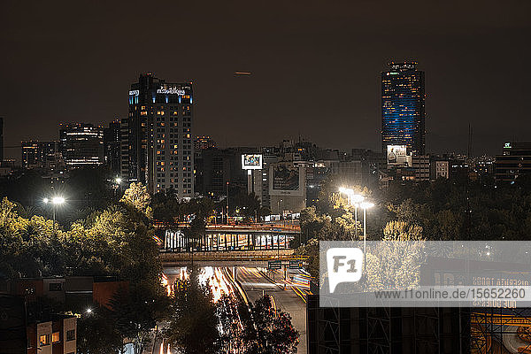 Hohe Winkelansicht von Mexiko-Stadt gegen den Himmel bei Nacht  Mexiko