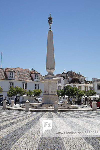 Obelisk auf dem Platz Marques De Pombal in der Algarve bei klarem Himmel  Lissabon  Portugal