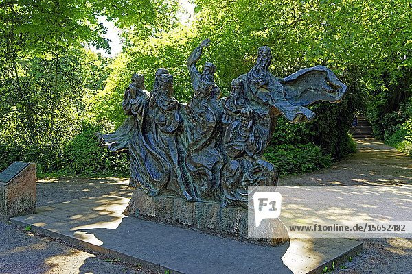 Bronzestatue Faehrmann hol ueber  Domgarten  Speyer  Rheinland Pfalz  Deutschland  Europa