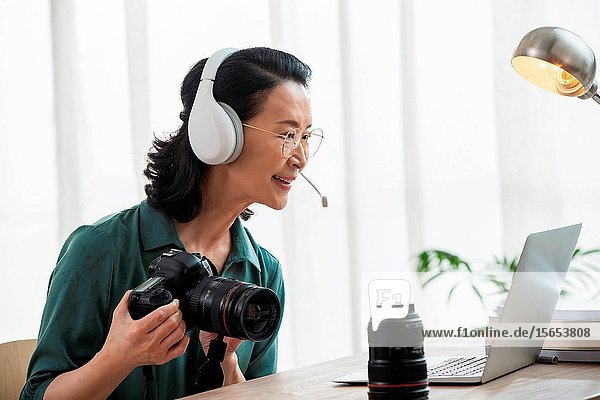 Online learning photography in the elderly