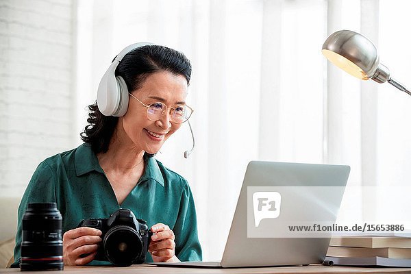 Online learning photography in the elderly