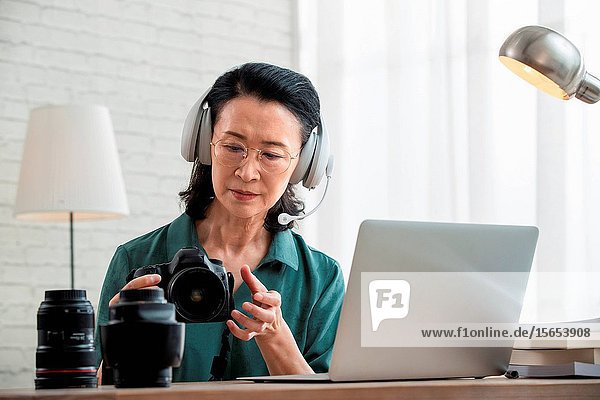 Online learning photography in the elderly