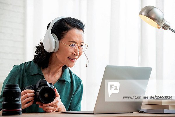 Online learning photography in the elderly