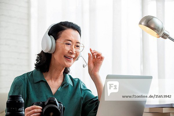 Online learning photography in the elderly