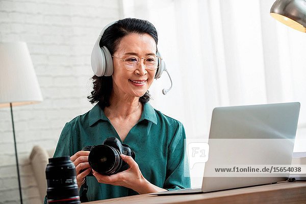 Online learning photography in the elderly