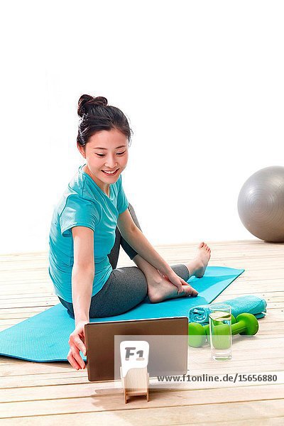 Young women live online fitness