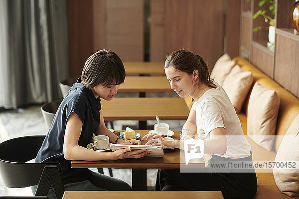 Junge Freundinnen in einem Kaffeehaus