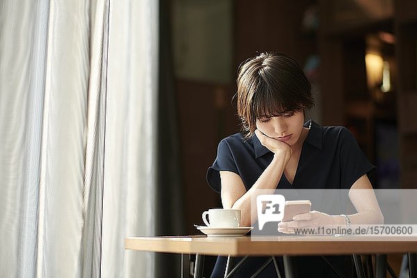 Junge Japanerin in einem Café