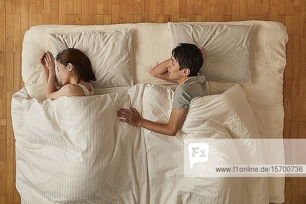 Japanisches Paar im Bett