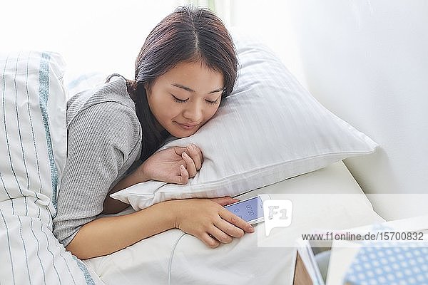 Japanische Frau im Bett