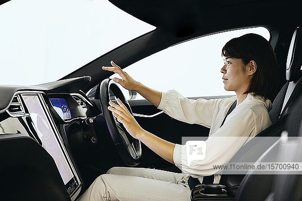 Japanische Frau im selbstfahrenden Auto