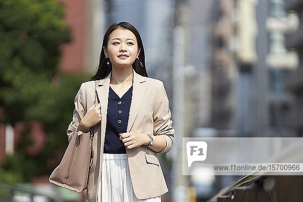 Japanische Frau in der Innenstadt von Tokio