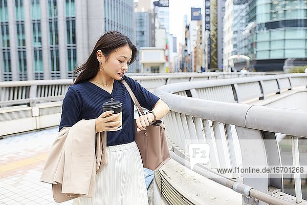 Japanische Frau in der Innenstadt von Tokio