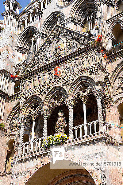 Europa  Italien  Emilia-Romagna  Ferrara  Westfassade der Kathedrale St. Georg