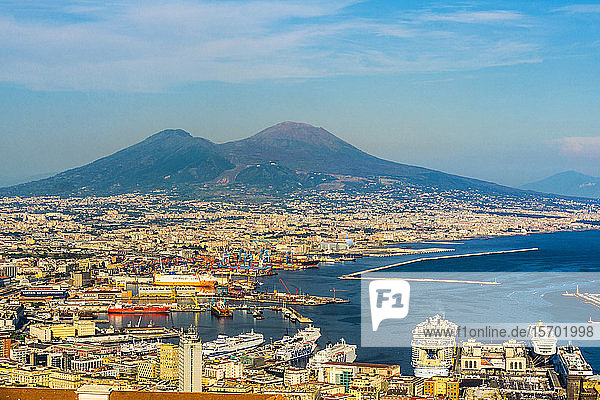 Italien  Kampanien  Neapel  Stadtbild vom Castel Sant'Elmo aus gesehen  Golf von Neapel und der Vesuv