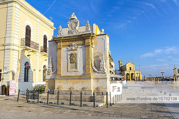 Italien  Apulien  Gallipoli  alter Barockbrunnen  im Hintergrund die Kirche Santa Maria del Canneto