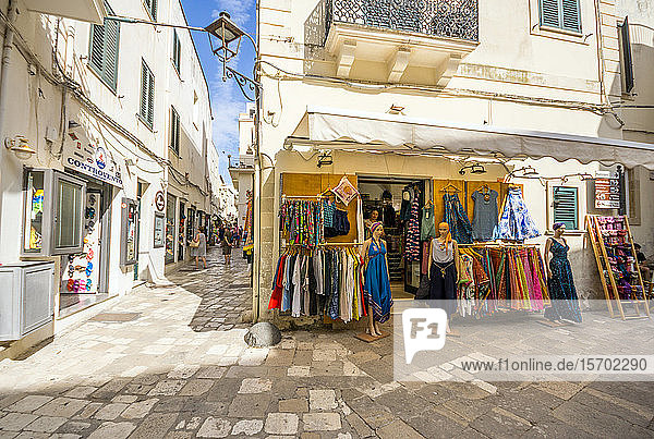 Italien  Apulien  Otranto  Kleiderladen in der Altstadt