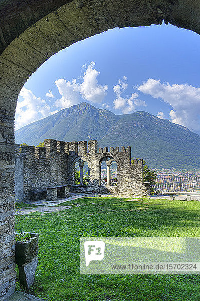 Italien  Piemont  Domodossola  Sacro Monte Calvario  Ruinen der Burg Mattarella