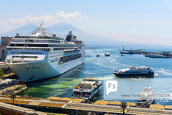 Italien  Kampanien  Neapel  der Hafen vom Castel Nuovo aus gesehen  der Vesuv im Hintergrund