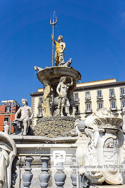 Italien  Kampanien  Neapel  Neptunbrunnen auf der Piazza del Municipio