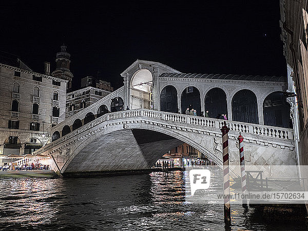Italy  Veneto  Venice  Rialto Bridge  16th century bridge spanning the Canale Grande by night