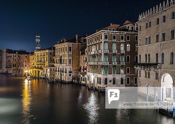 Italien  Venetien  Venedig  Rialtobrücke  Brücke aus dem 16. Jahrhundert über den Canale Grande bei Nacht
