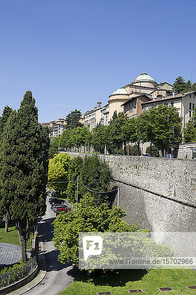 Die alte Oberstadt von Bergamo  Lombardei  Italien. Unesco-Welterbe. Plattform S. Andrea