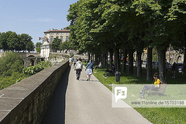 Die alte Oberstadt von Bergamo  Lombardei  Italien. Unesco-Welterbe. Plattform S. Andrea