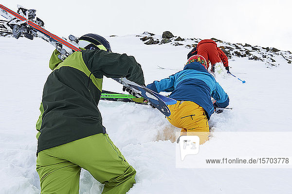 Skifahrer beim Wandern im dichten Schnee  Kühtai  Tirol  Österreich