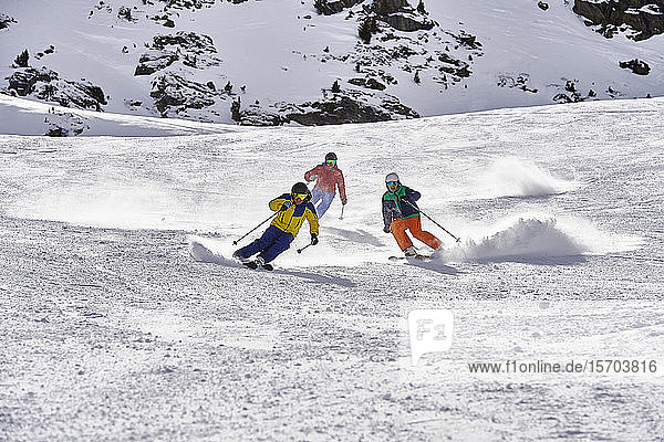 Skifahrer beim Skifahren  Kühtai  Österreich