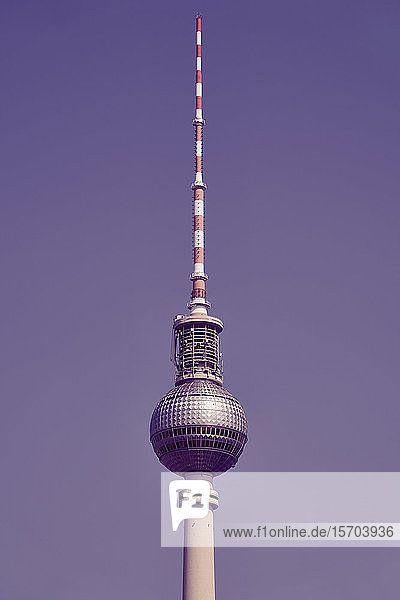 Fernsehturm vor sonnigem  blauem Himmel  Berlin  Deutschland