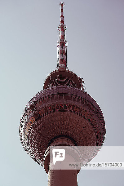 Tiefblick auf den Fernsehturm  Berlin  Deutschland
