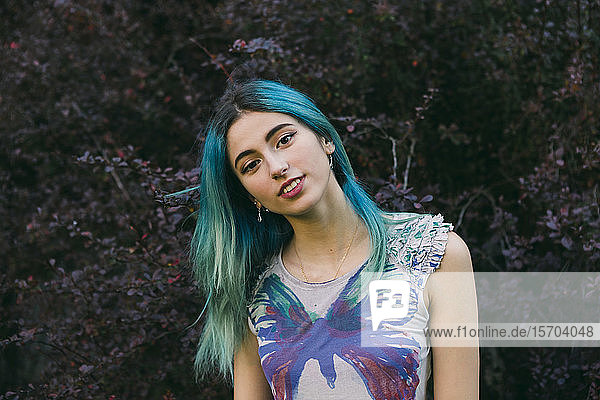 Porträt selbstbewusste junge Frau mit blauem Haar
