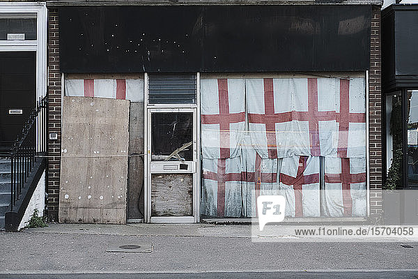 Englische Flaggen vor einem verlassenen Laden  Margate  England