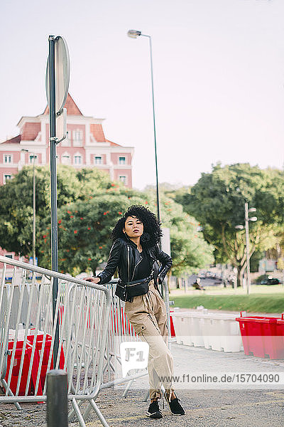 Porträt selbstbewusste  stilvolle junge Frau im Stadtpark