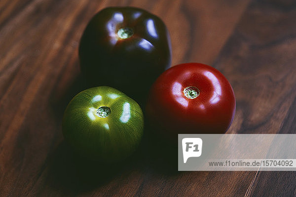 Rote  grüne und violette Tomaten in Großaufnahme