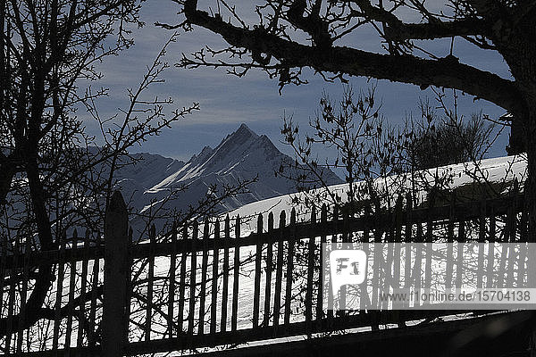 Sonniger  malerischer Blick auf verschneite Berge  Morissen  Kanton Graubünden  Schweiz