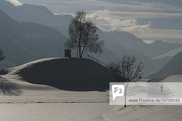 Sonnige  verschneite Berglandschaft  Vella  Kanton Graubünden  Schweiz