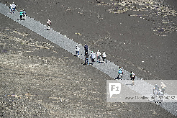 Touristen auf dem Vulkanpfad  Insel Faial  Azoren  Portugal